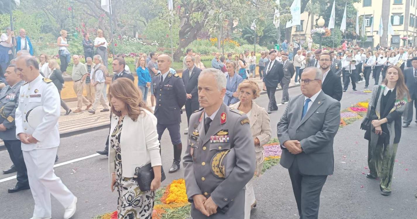 Milhares de pessoas assistem à procissão do Corpo de Deus no Funchal (com fotos)