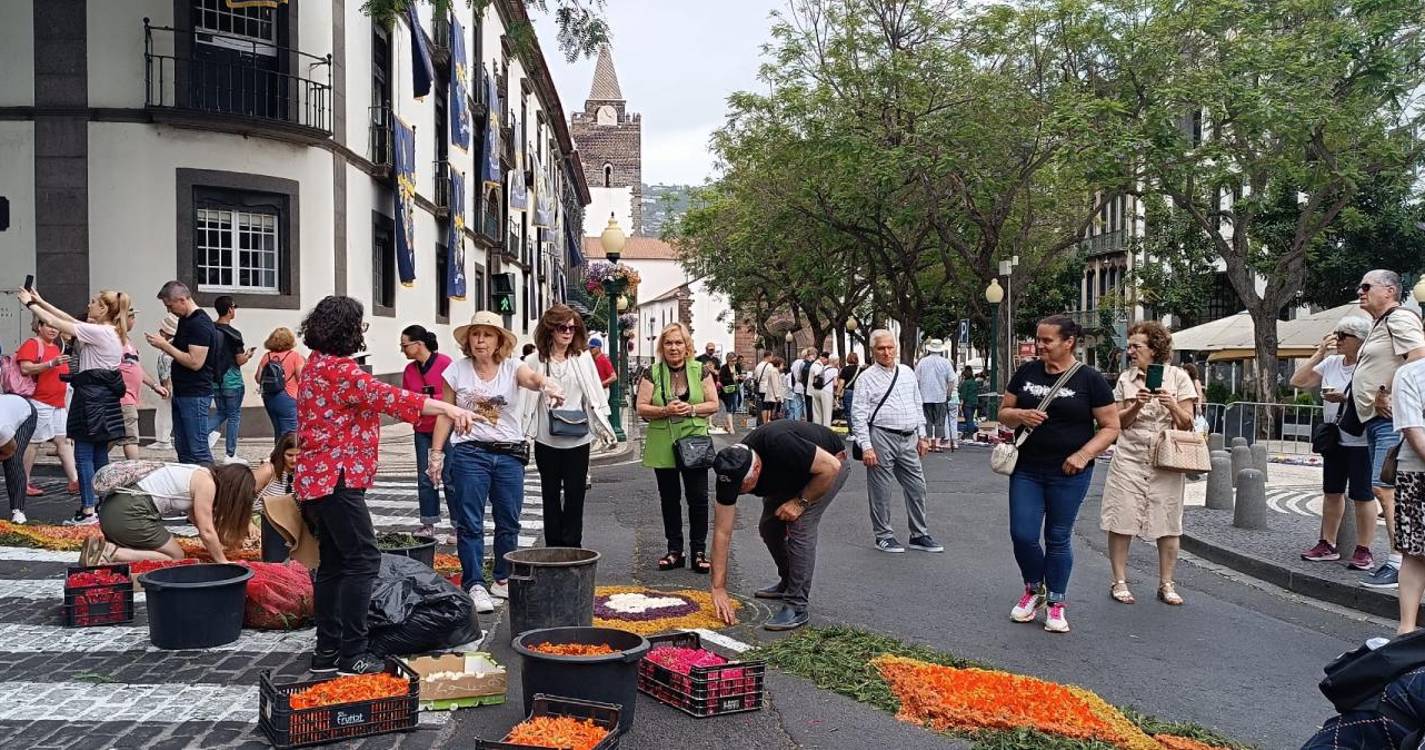 Dezenas de pessoas fazem o tapete para a procissão do Corpo de Deus (com fotos)