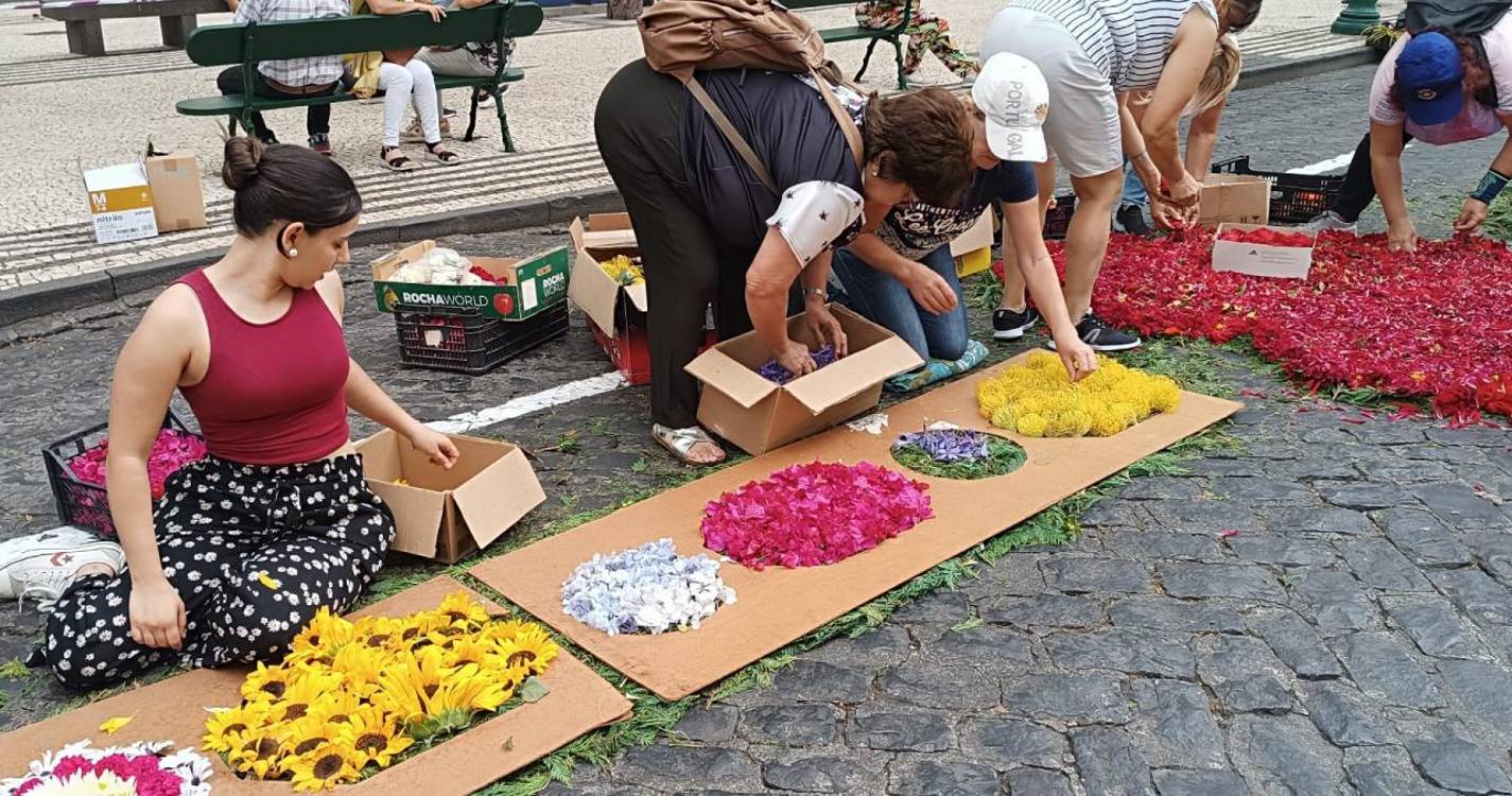 Dezenas de pessoas fazem o tapete para a procissão do Corpo de Deus (com fotos)
