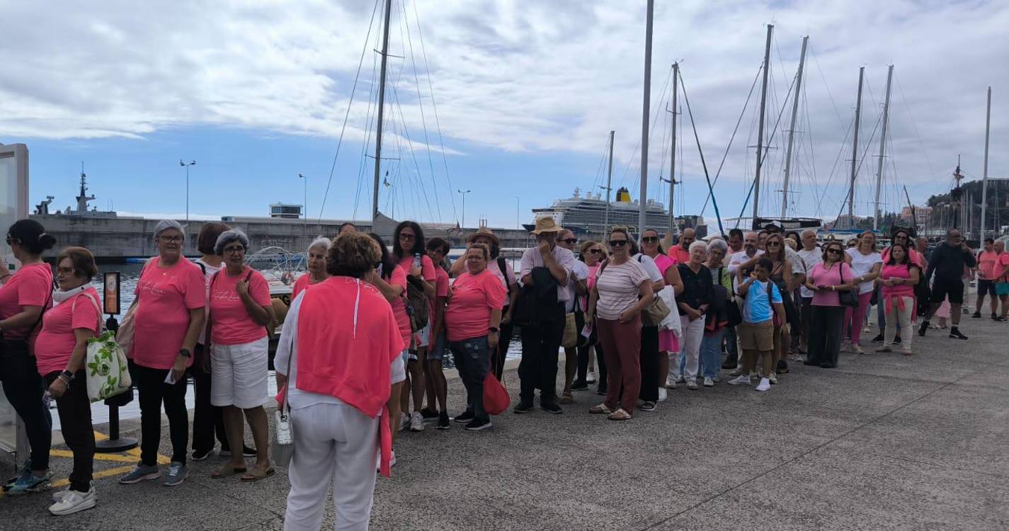 Catamarã em tons de rosa celebra a prevenção do cancro da mama em alto mar