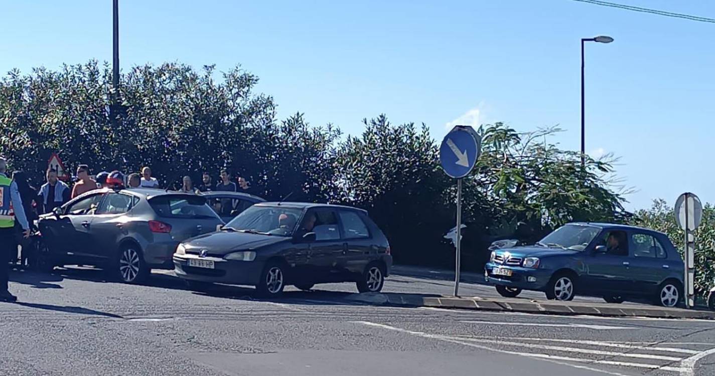 Acidente de viação deixa mulher encarcerada e condiciona trânsito em Santa Rita