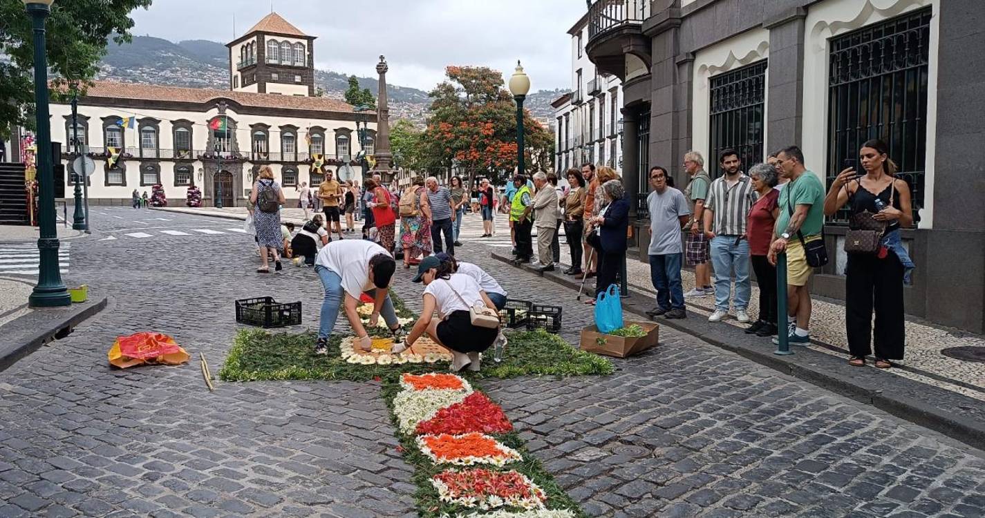Dezenas de pessoas fazem o tapete para a procissão do Corpo de Deus (com fotos)