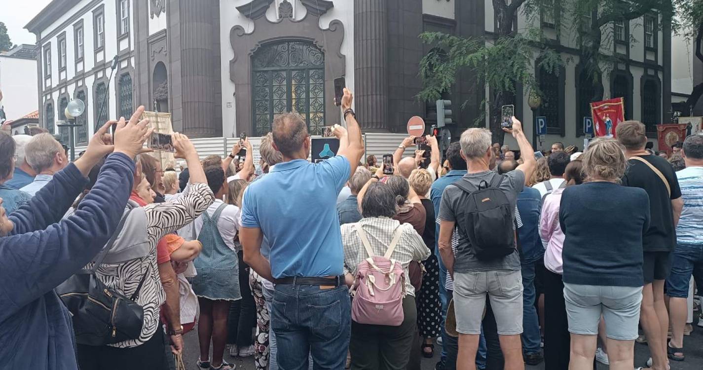 Milhares de pessoas assistem à procissão do Corpo de Deus no Funchal (com fotos)