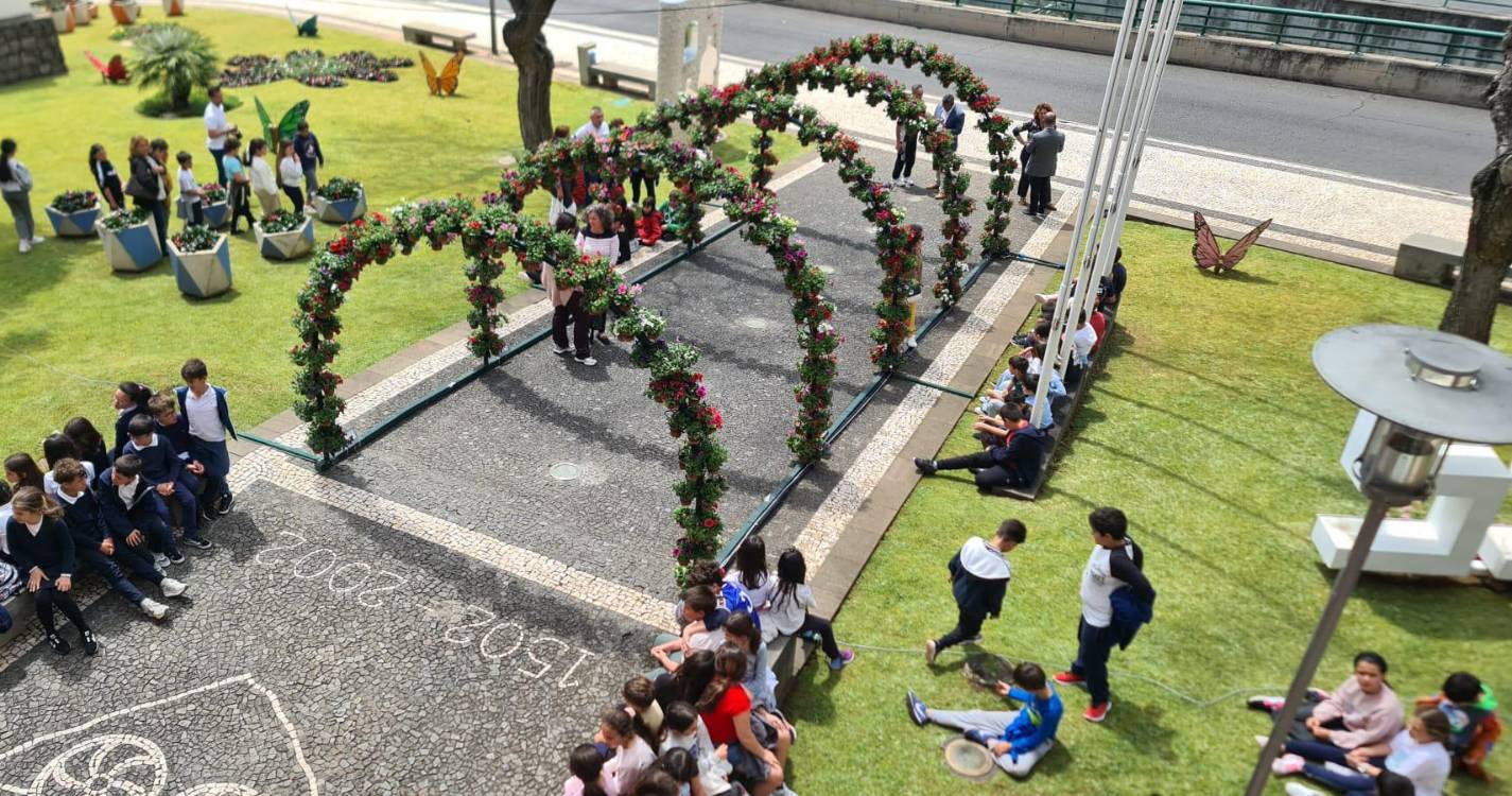 Cem crianças construíram Mural da Flor na Calheta