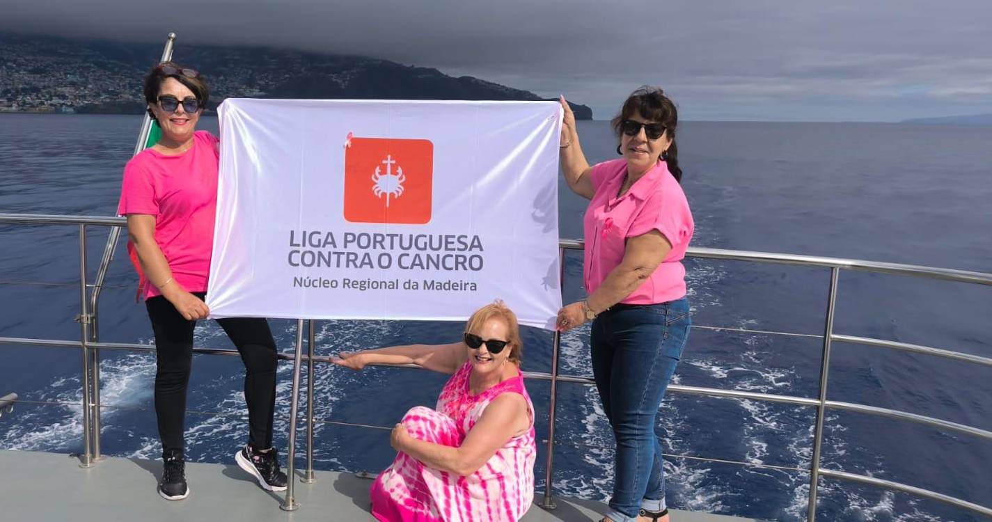 Catamarã em tons de rosa celebra a prevenção do cancro da mama em alto mar