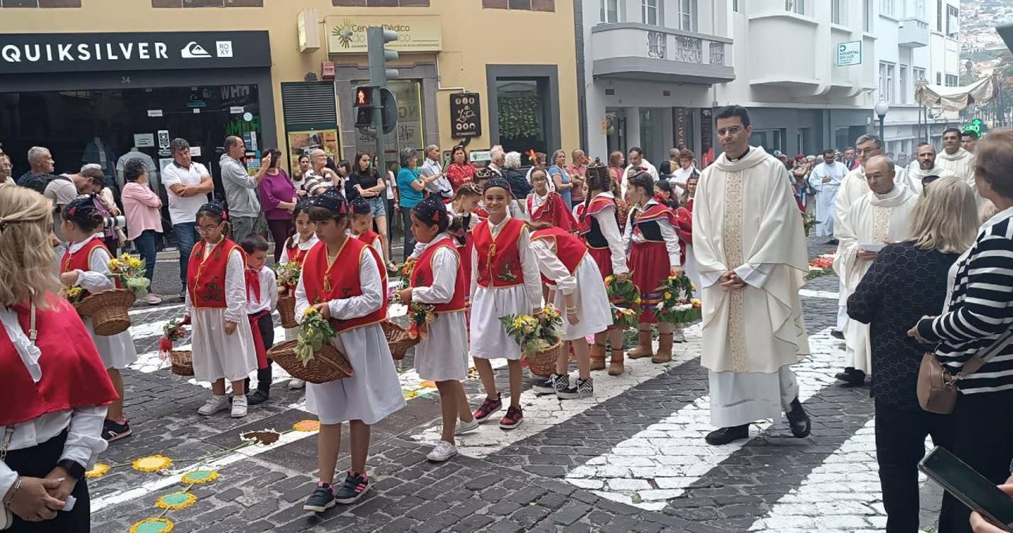 Milhares de pessoas assistem à procissão do Corpo de Deus no Funchal (com fotos)