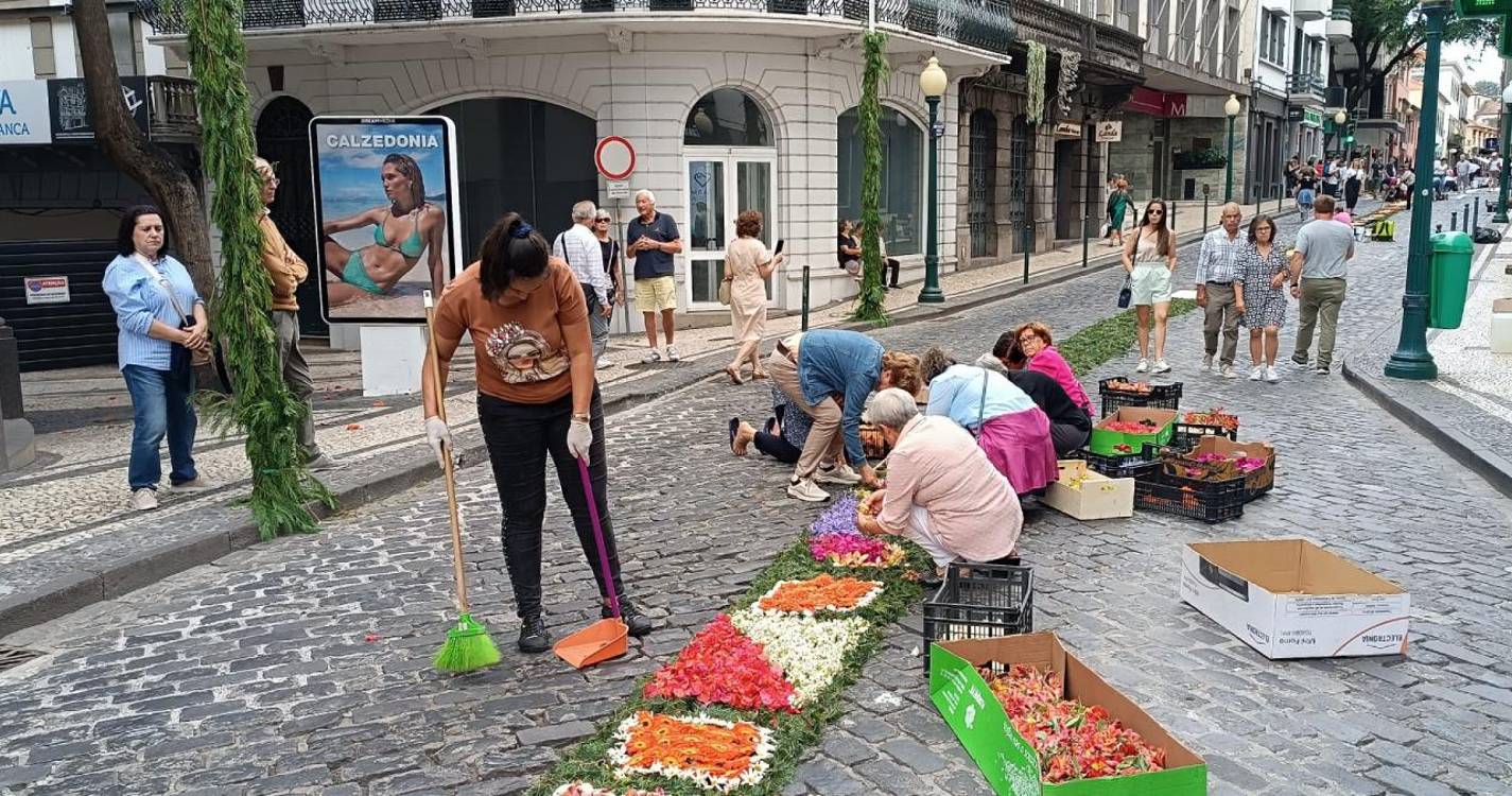 Dezenas de pessoas fazem o tapete para a procissão do Corpo de Deus (com fotos)