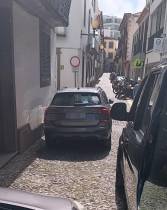 Carro mal estacionado impede circulação há mais de uma hora na Rua de São Pedro
