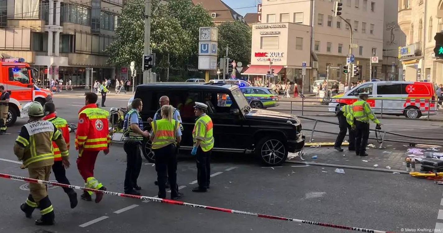 Carro atropela multidão em Estugarda