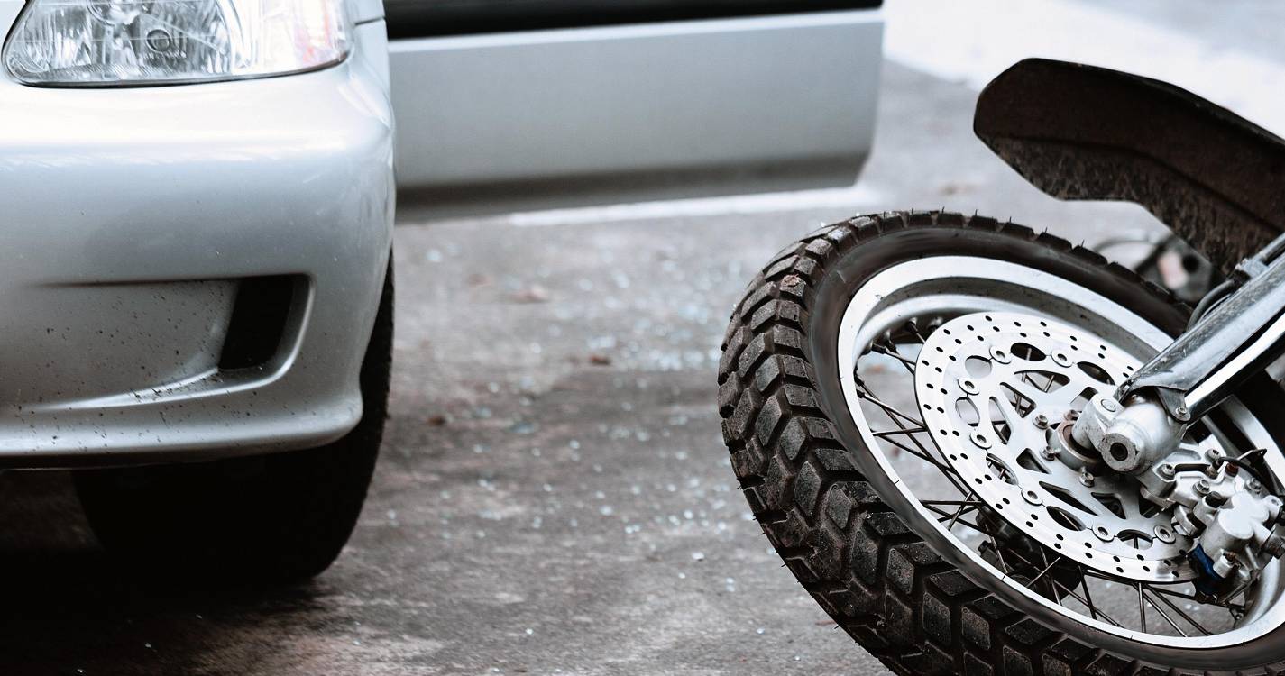 Homem ferido em colisão entre carro e mota em São Martinho