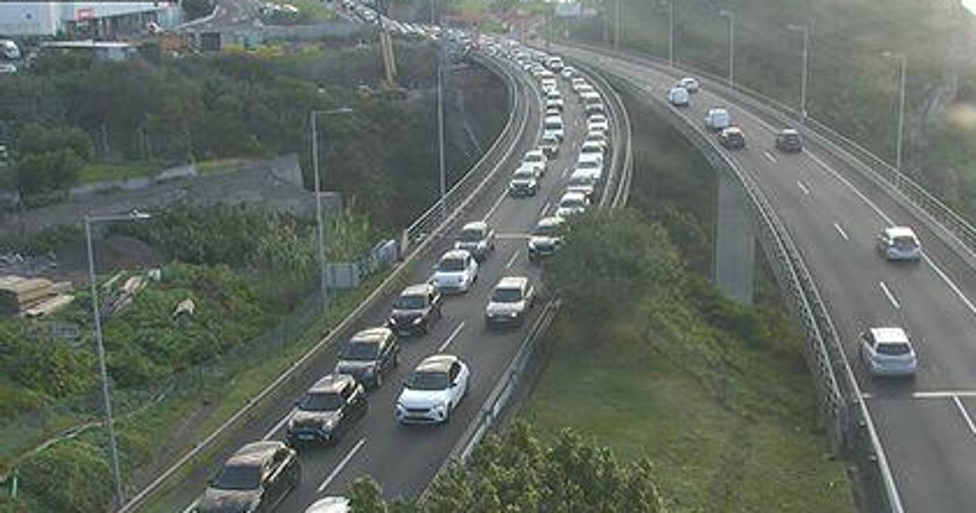 Filas de trânsito ultrapassam os cinco quilómetros após acidente na via rápida