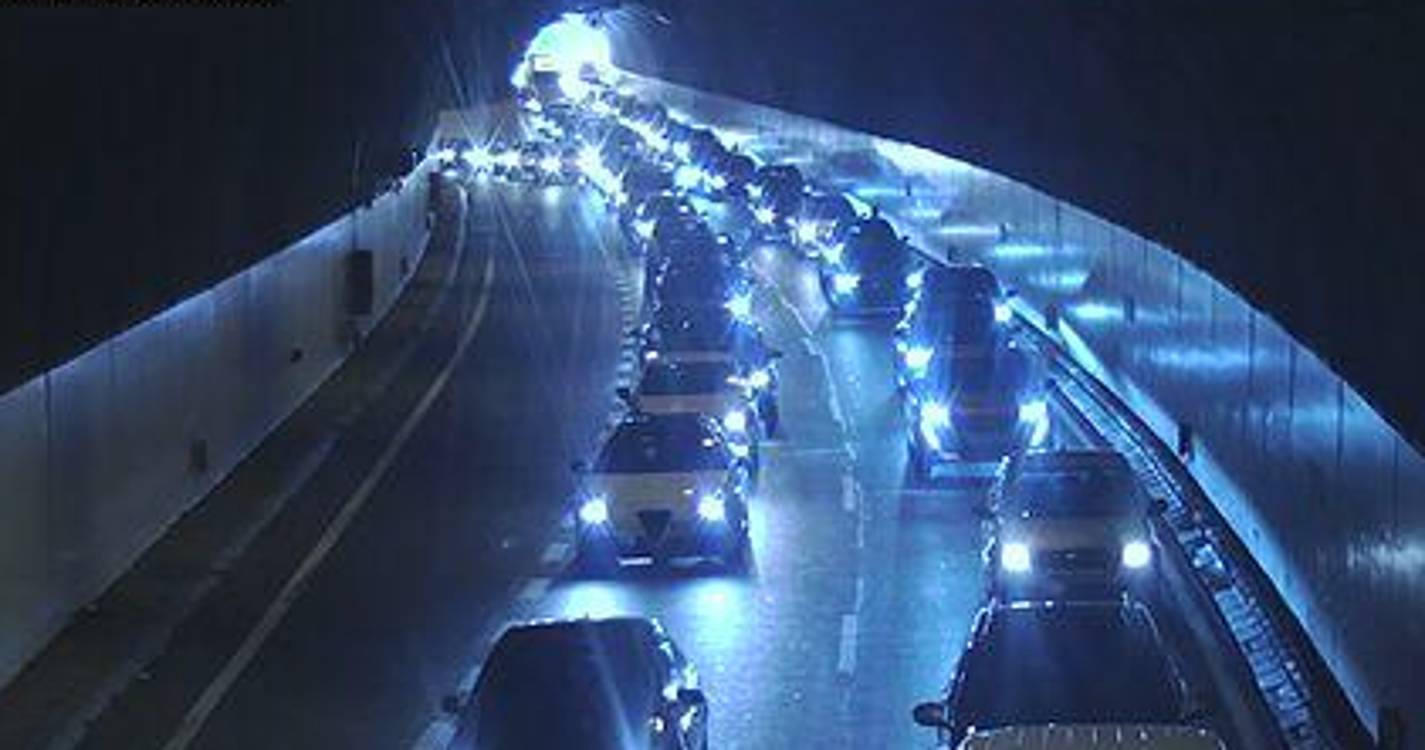 Acidente em cadeia na via rápida provoca fila de trânsito com mais de cinco quilómetros de extensão