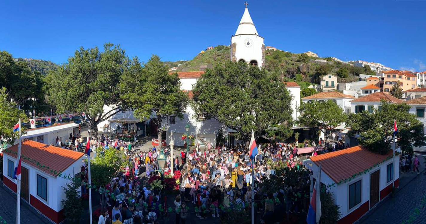 Centenas de crianças de Santa Cruz participaram no ‘varrer dos armários’