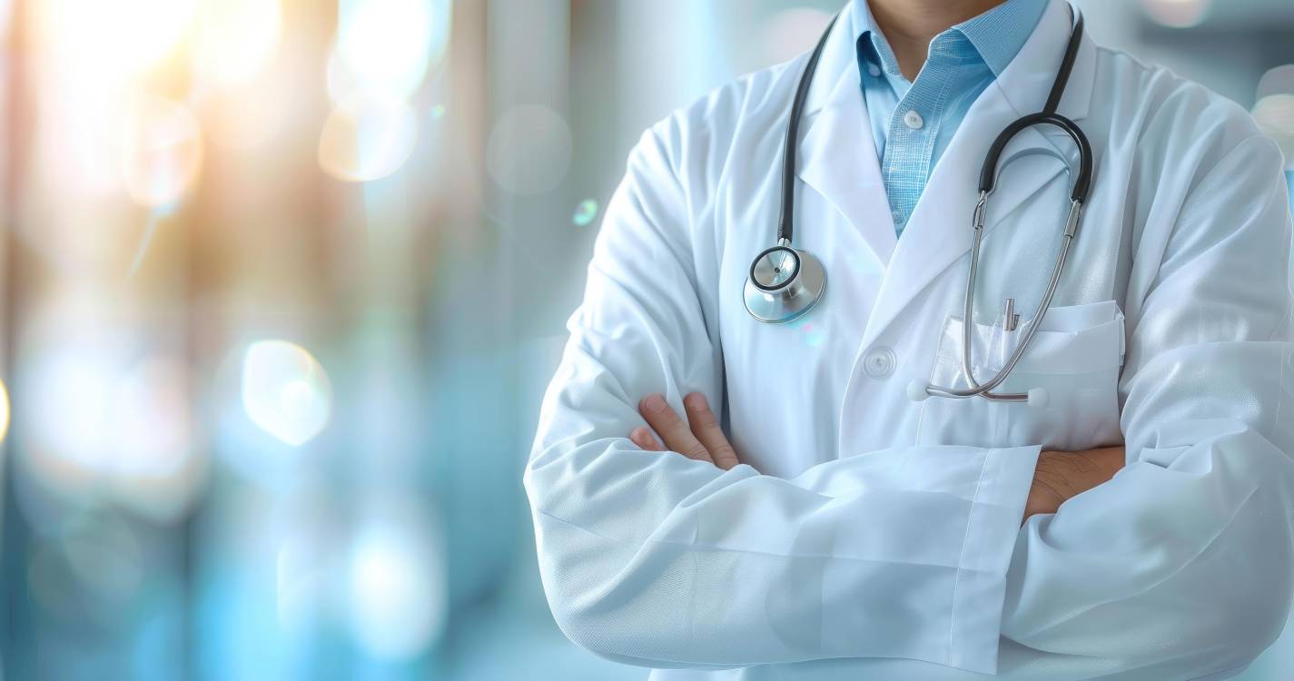 Horas extra nas urgências podem valer aos médicos entre 40% a 80% do salário