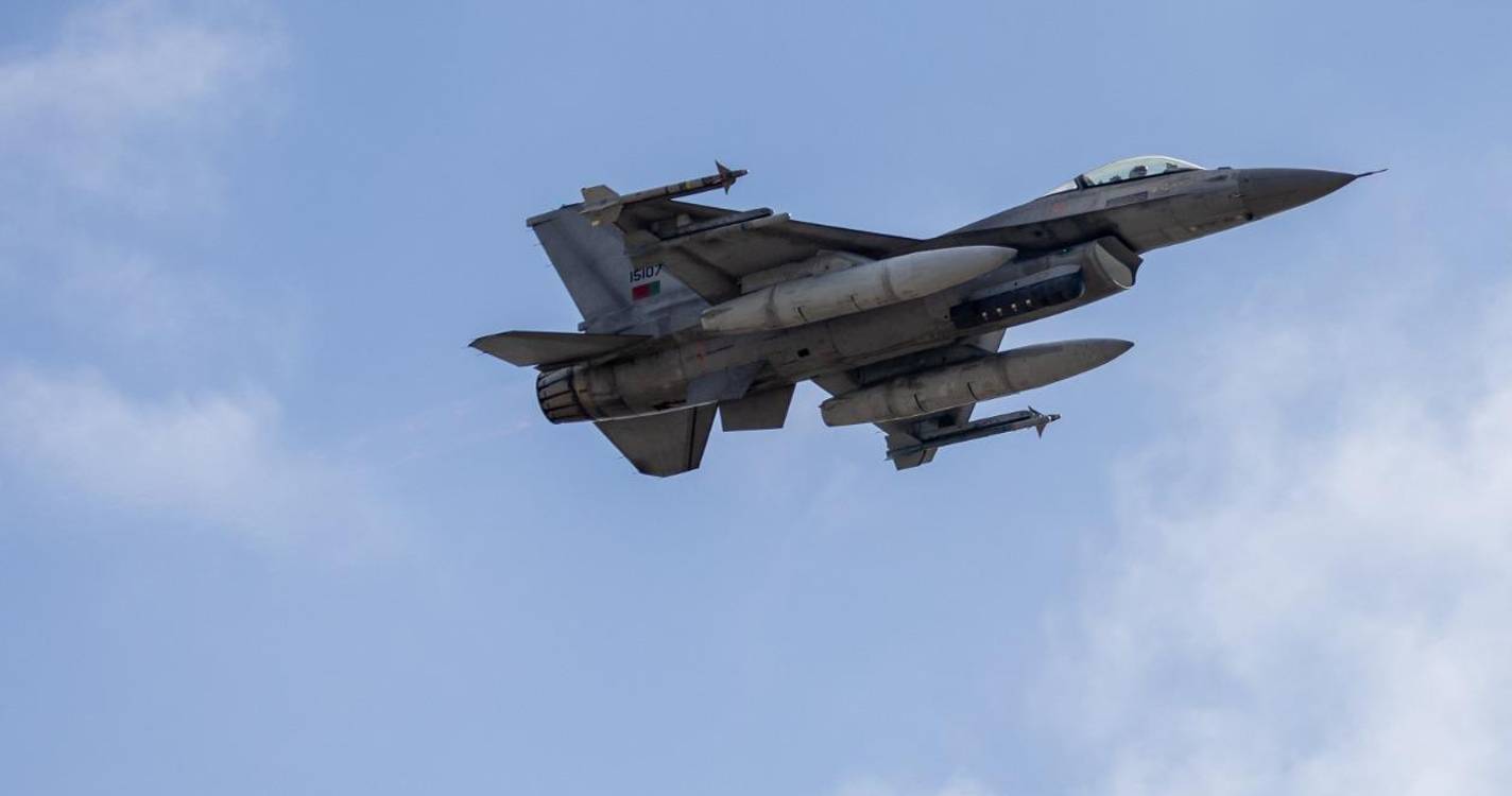 Força Aérea envia F-16 para acompanhar avião civil com “potencial ameaça de bomba”