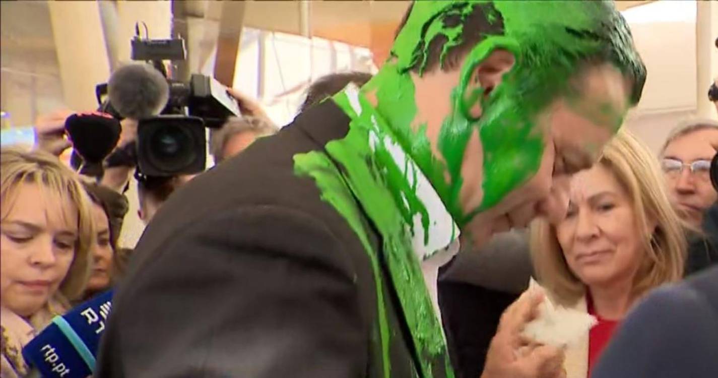 Luís Montenegro atingido com tinta durante campanha na BTL