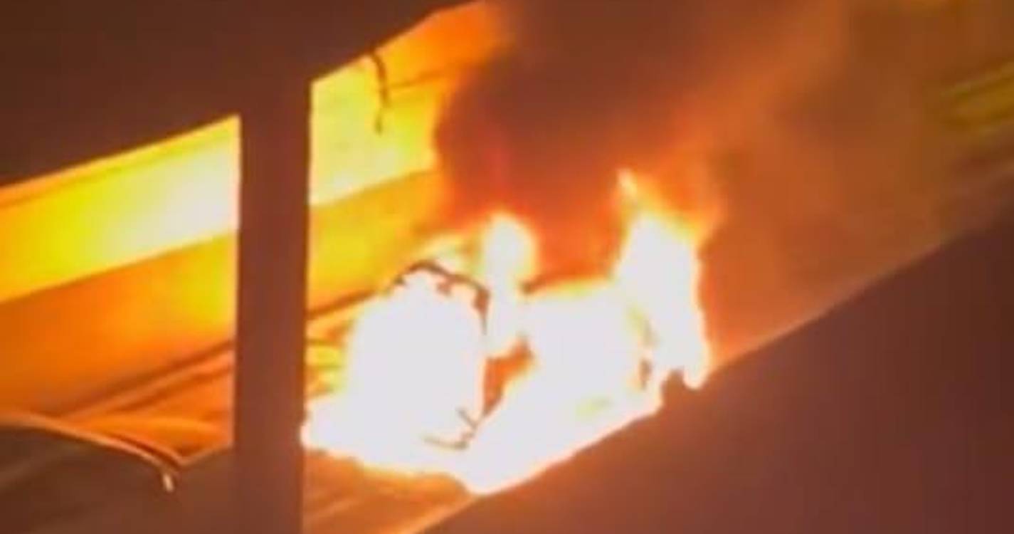 Incêndio em viatura causa alarme durante a noite nos Ilhéus (com vídeo)