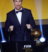 Cristiano Ronaldo no momento que recebeu a terceira Bola de Ouro da FIFA e soltou o grito que ainda hoje o caracteriza.