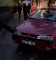 Altura em que o jovem dá um dos pontapés na viatura e parte o vidro do farol.