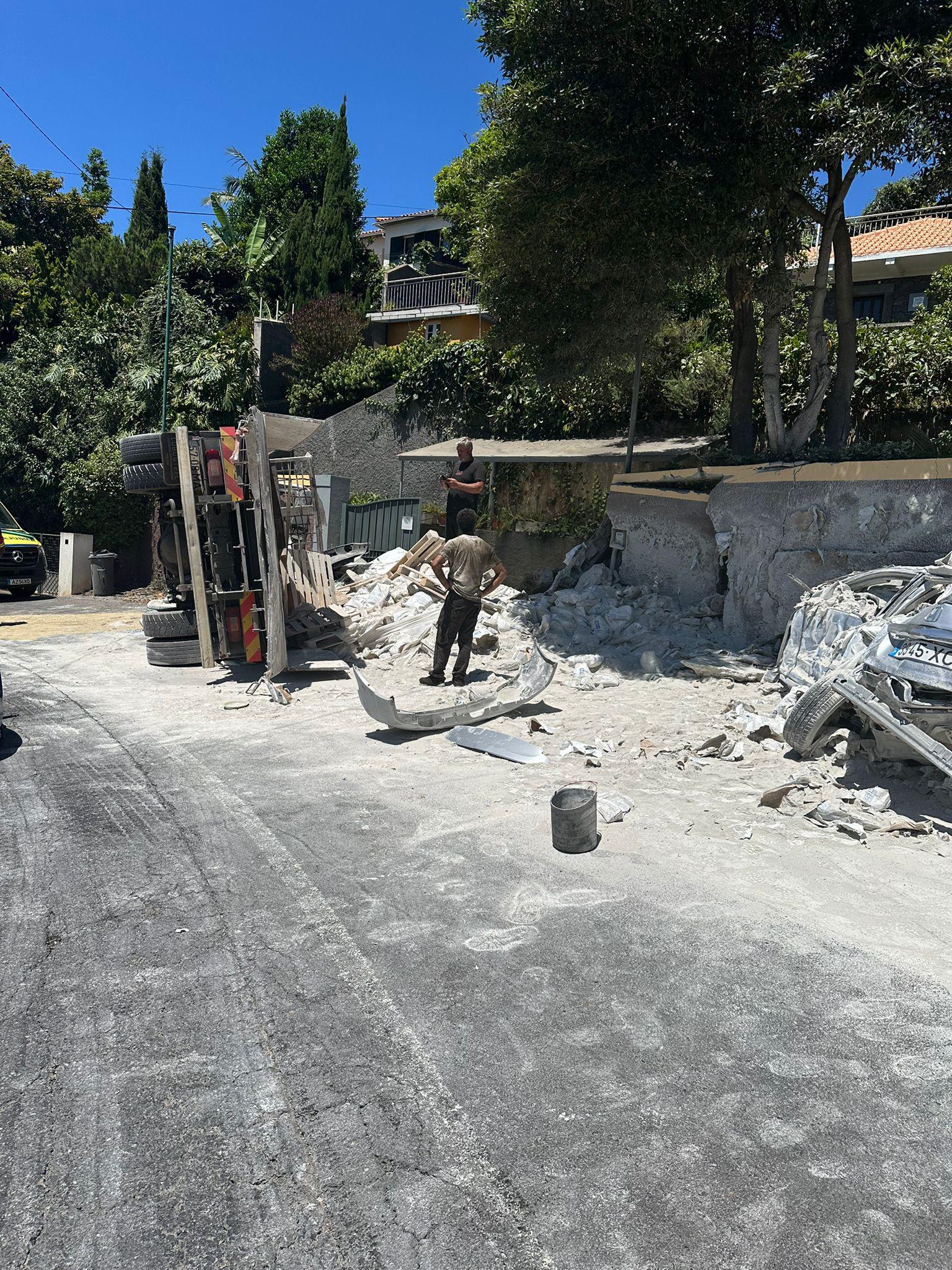 Acidente entre três viaturas na Estrada da Boa Nova deixa homem encarcerado