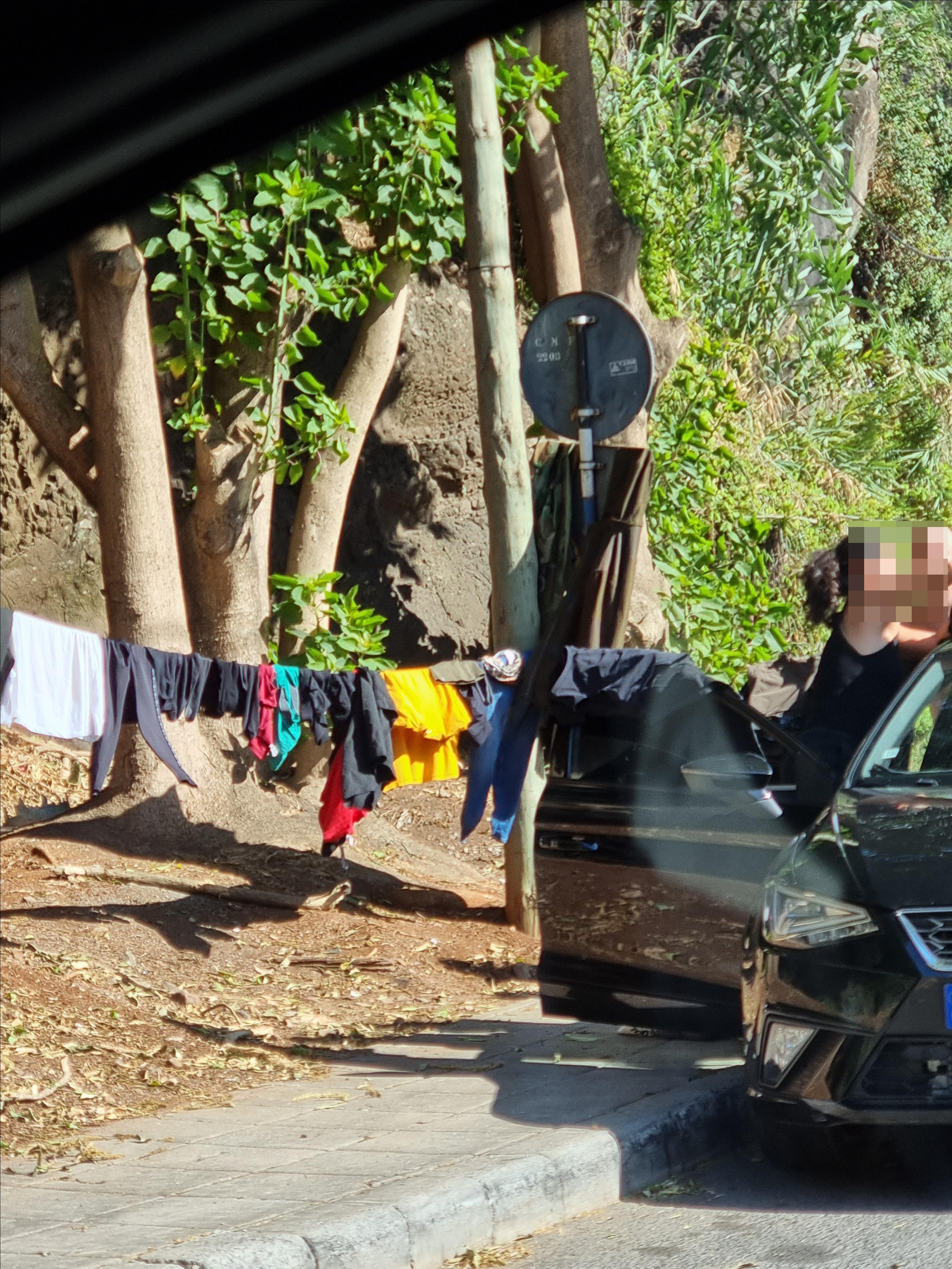 Estendal improvisado na rotunda da Fundoa (com fotos)