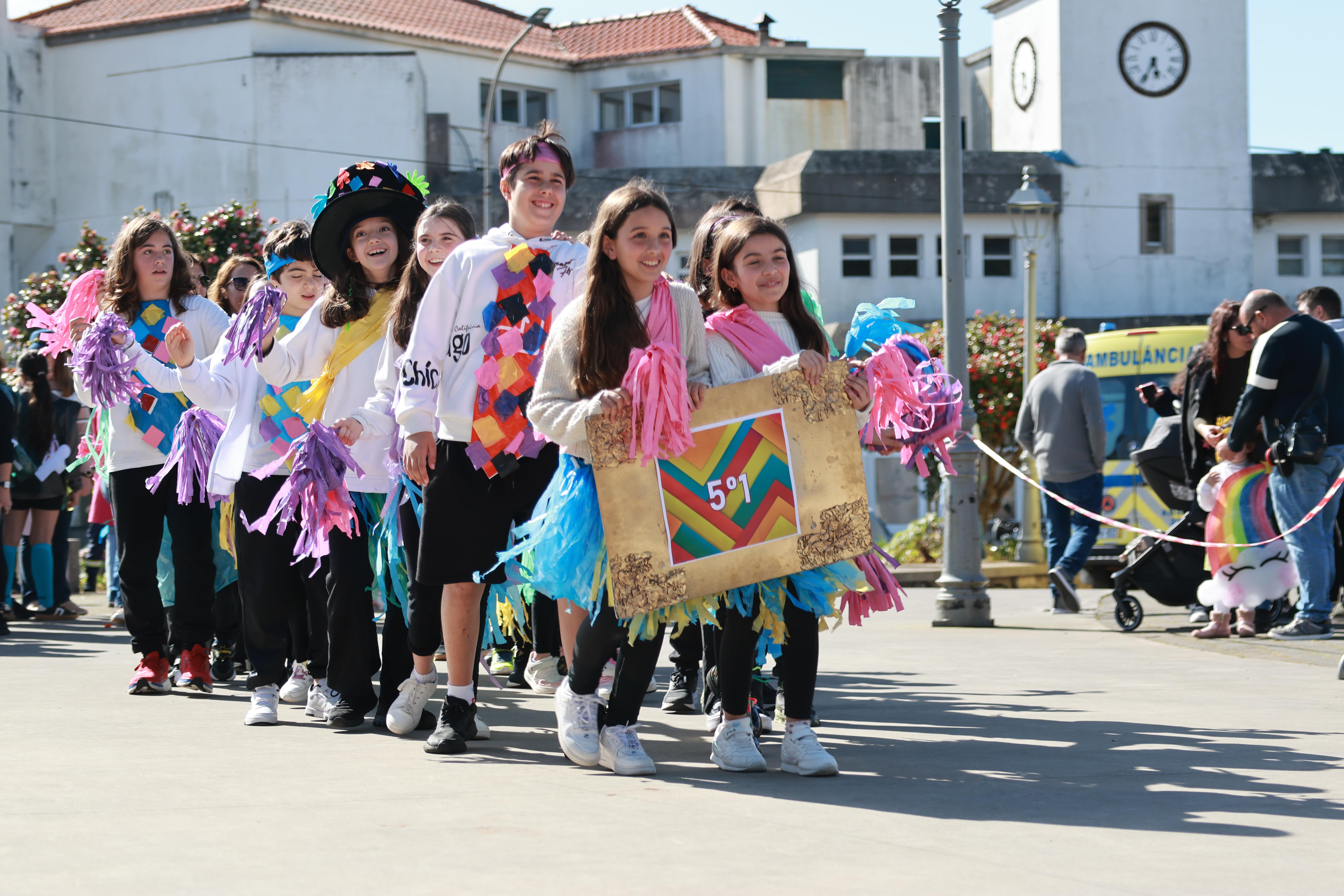 Carnaval leva centenas de crianças a desfilar em Santa Cruz (com fotos)