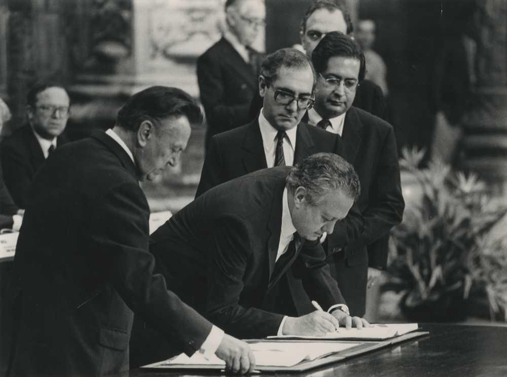 Recorde Mário Soares em 5 imagens que marcaram o país