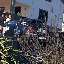 Rali da Calheta: Concorrente falha estacionamento e fica “pendurado”