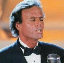 Julio Iglesias diz que acusações de agressões sexuais são falsas