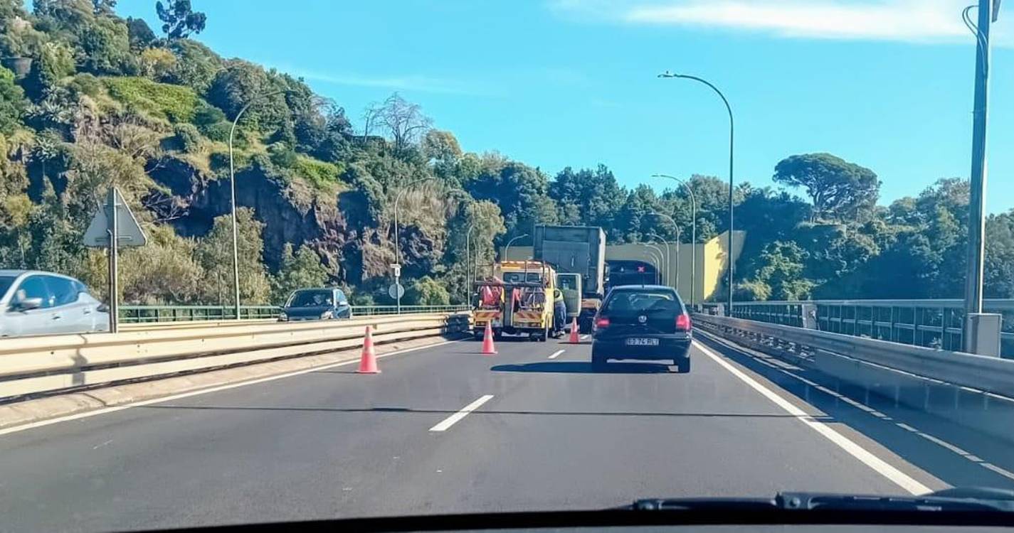 Trânsito congestionado sentido Funchal - Santa Cruz