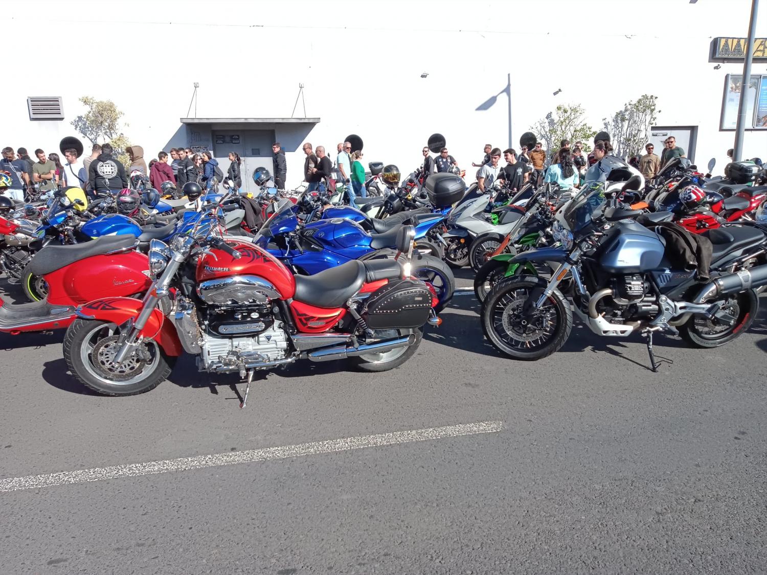 Centenas de motards concentram-se na Avenida Sá Carneiro (com vídeo)