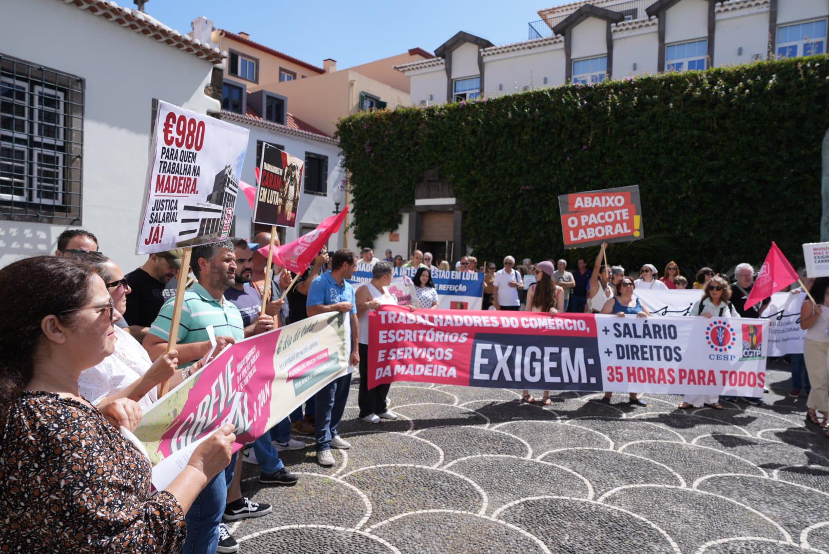 Sindicatos concentram-se em frente à Assembleia (com fotos)