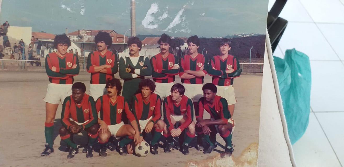 Carlos Mané, o primeiro, em baixo, a começar pela esquerda, numa das equipas que integrou do Marítimo, na época 1980/1981.