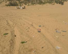 Uma das zonas da praia do Porto Santo transformada em lixeira pelos adeptos do europeu de andebol.