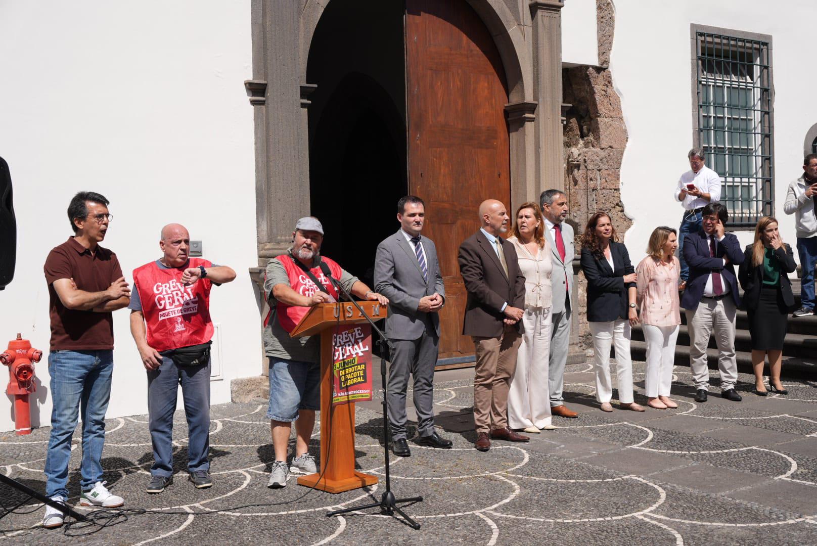 Sindicatos concentram-se em frente à Assembleia (com fotos)