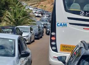 Esta imagem é de ainda há pouco na Ponta de São Lourenço, com trânsito parado.