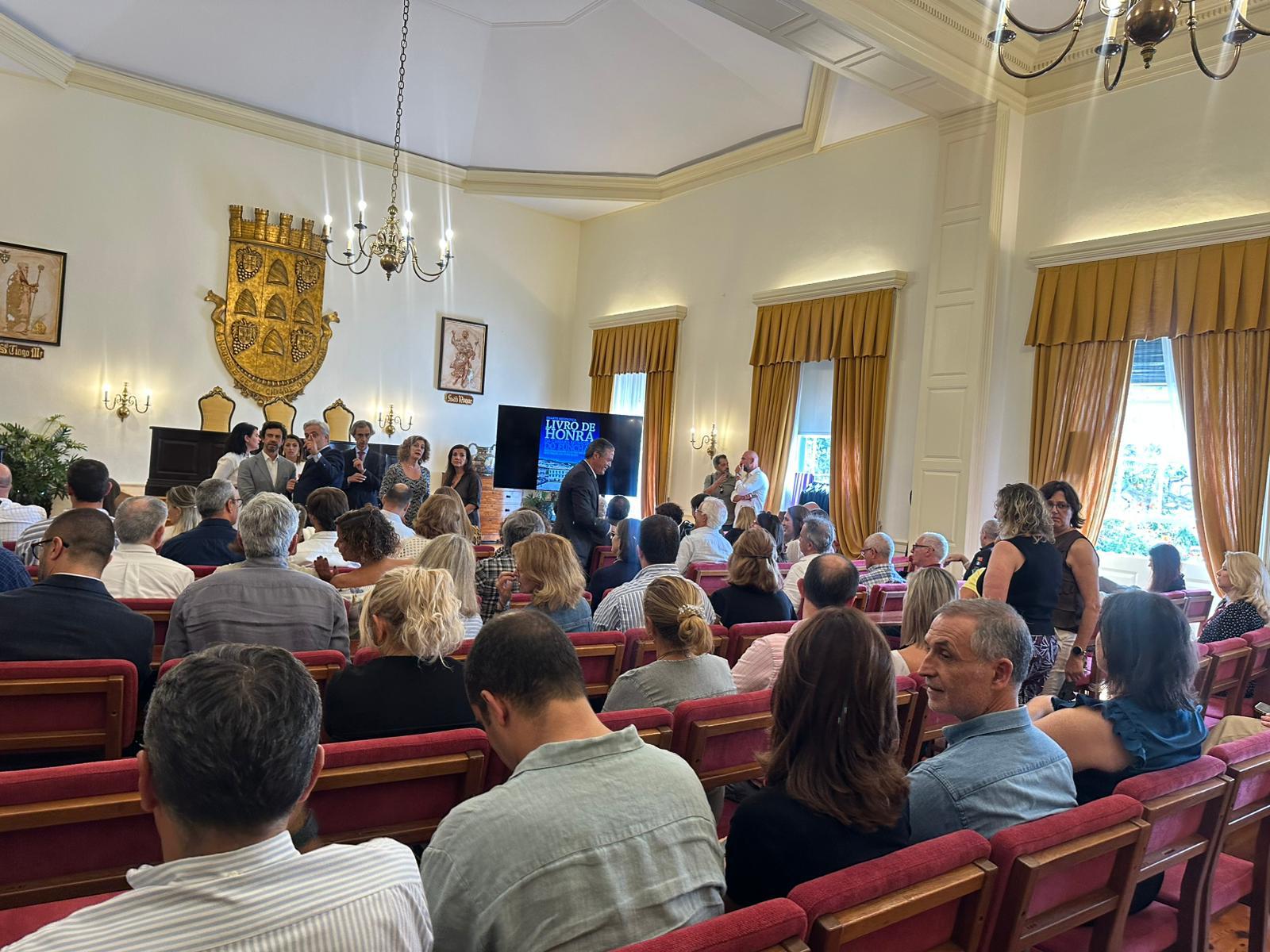 Pedro Calado e Cristina Pedra despedem-se de funcionários da Câmara do Funchal em sessão interna