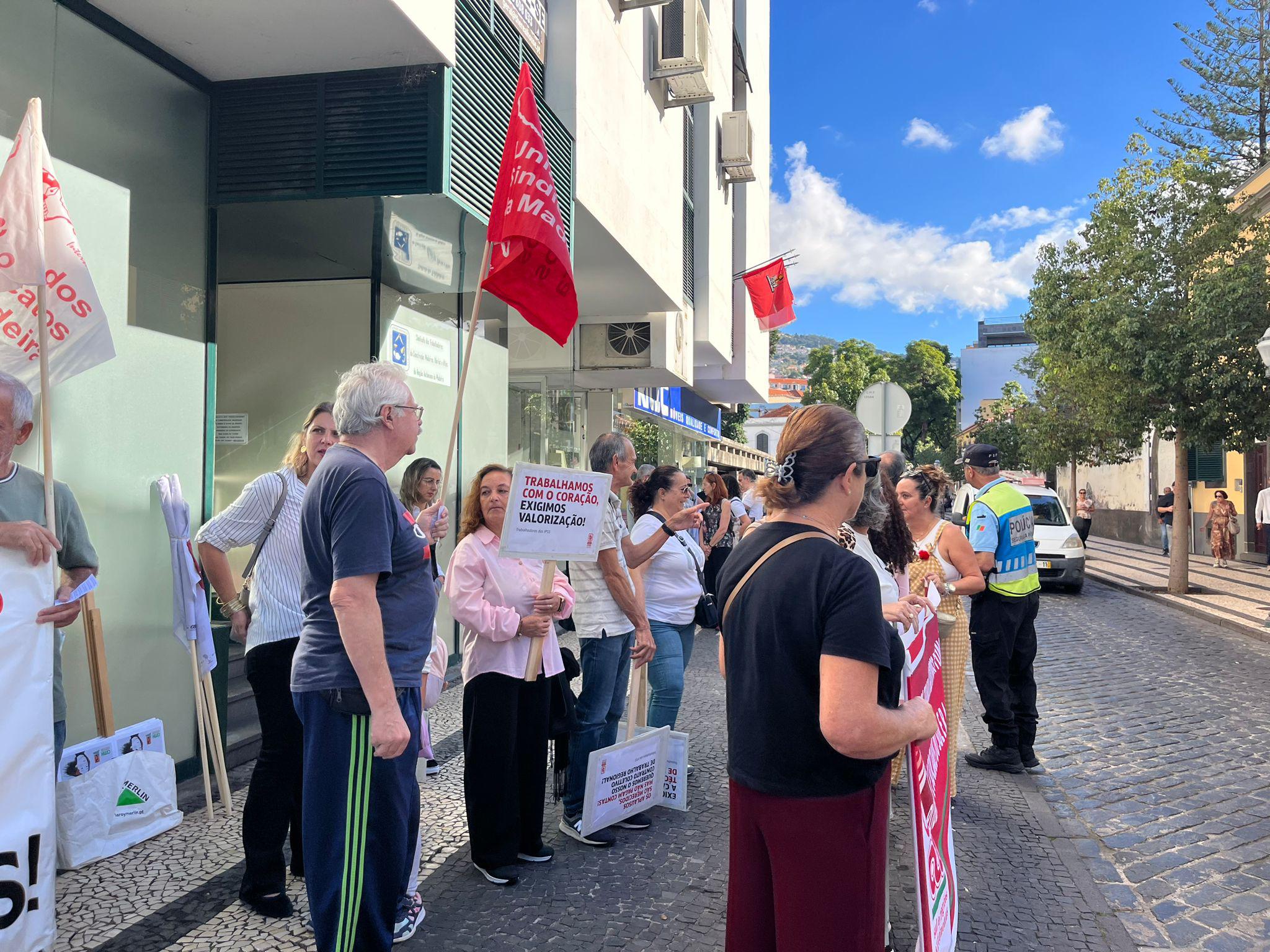 Marcha contra o Pacote Laboral já reúne muitos participantes no Funchal (com fotos e vídeo)
