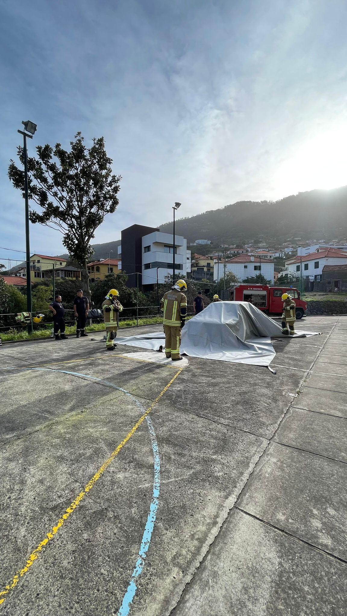 Proteção Civil equipa bombeiros com cobertores especiais para extinção de incêndios em veículos
