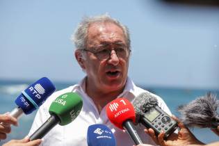 O secretário de Estado das Comunidades de Portugal, José Cesário, fala aos jornalistas durante uma visita ao centro histórico da Cidade Velha (Ribeira Grande), na cidade da Praia, ilha de Santiago, Cabo Verde, 21 de abril de 2024.