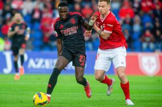 Bruma protege a bola da investida de Serginho.