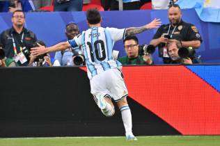 Messi ultrapassou nessa estatística o português Cristiano Ronaldo.