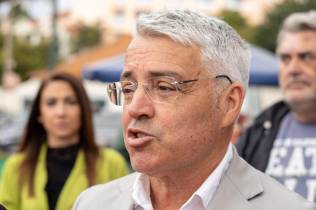 Filipe Sousa afirma que “o deputado Carlos Pereira, eleito pelo Partido Socialista, teve múltiplas oportunidades para romper com um modelo injusto”.