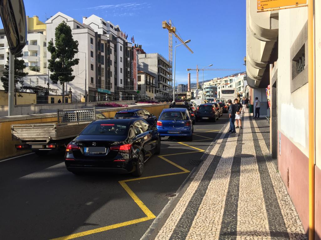 Colisão deixa trânsito parado na 31 de Janeiro