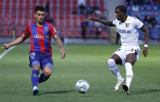 O jogador do Desportivo de Chaves, Rúben Ribeiro (E), disputa a bola com o jogador do Famalicão, Chiquinho (D), durante o jogo da 33.ª jornada da I Liga de futebol, realizado no Estádio Municipal Eng. Manuel Branco Teixeira, em Chaves, 10 de maio de 2024.