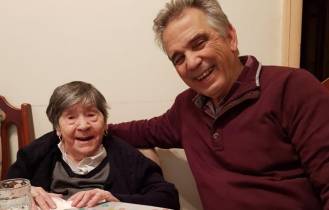 Maria Gouveia com o filho Daniel, em 2021.