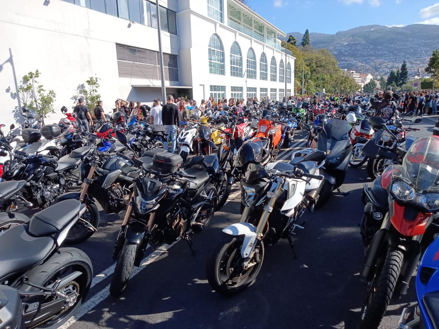 Centenas de motards concentram-se na Avenida Sá Carneiro (com vídeo)