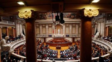 A primeira reunião plenária da XVI legislatura - com nove partidos representados, mais um do que na anterior, o CDS-PP – divide-se em duas partes, uma de manhã e outra à tarde.