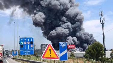 O fogo, cujo alerta foi dado às 12:55, teve início na zona de cobertura de um complexo de armazéns da DHL, em Vialonga.
