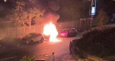 Viatura consumida pelas chamas nas Courelas (com fotos e vídeo)